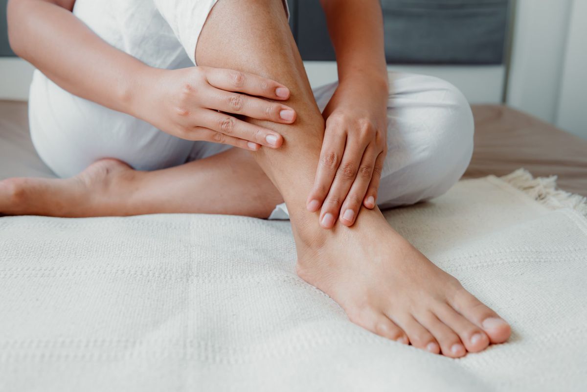 13 Reasons You Have Swollen Feet According To Doctors Health Com