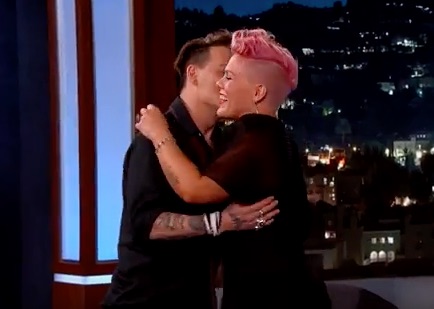 udstrømning picnic Recite Pink met Johnny Depp and lost her cool, and we totally get it | HelloGiggles
