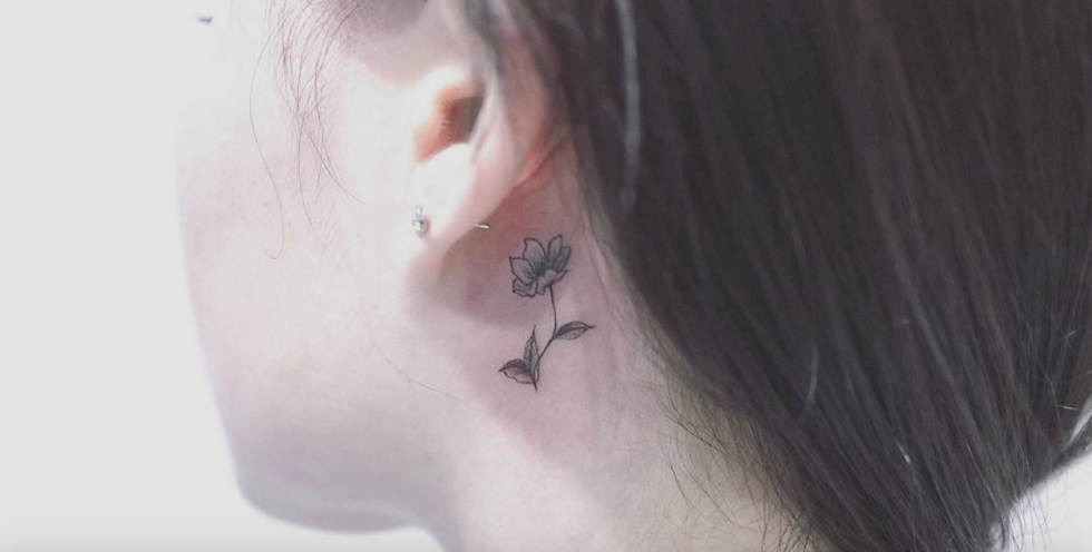 12 tiny floral tattoos that put a delicate, dark twist on flower ...