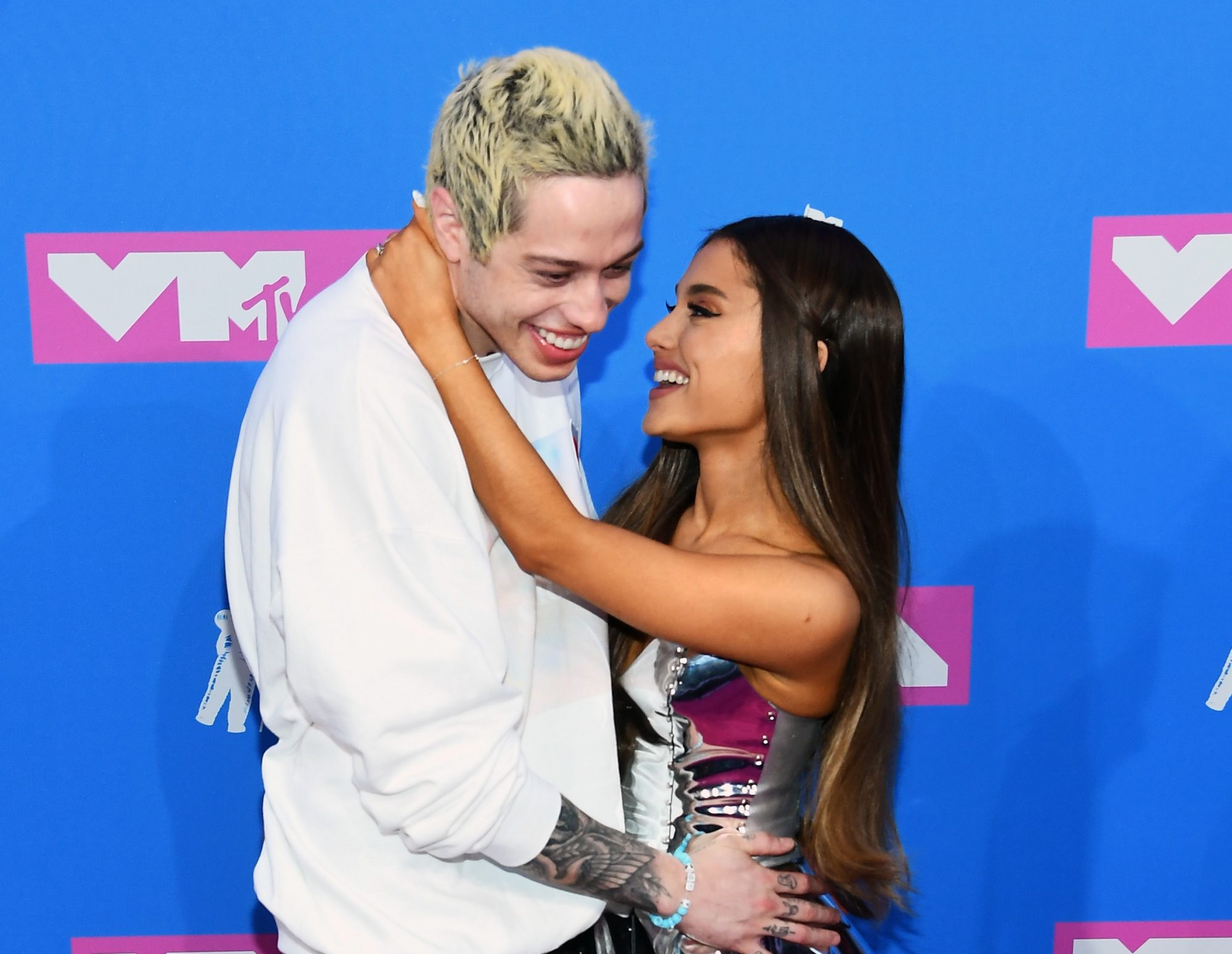 Ariana Grande Fans Things She Shaded Pete Davidson In Positions Hellogiggles