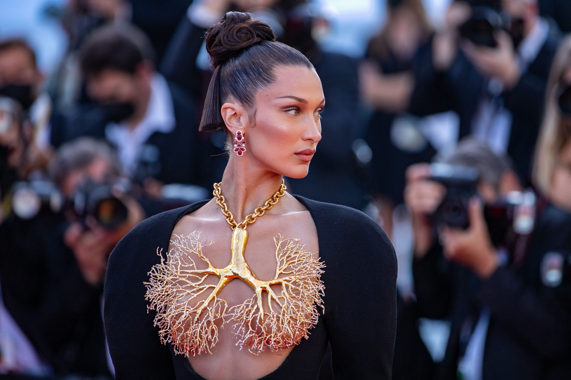 The Ultimate Guide to the Weird Girl Aesthetic That Bella Hadid and Gigi Hadid Can't Have Enough Of