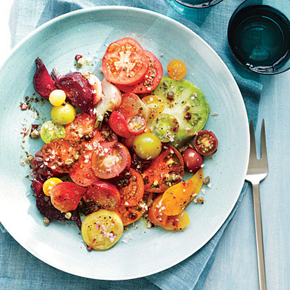 Image of A salad made with beets and tomatoes