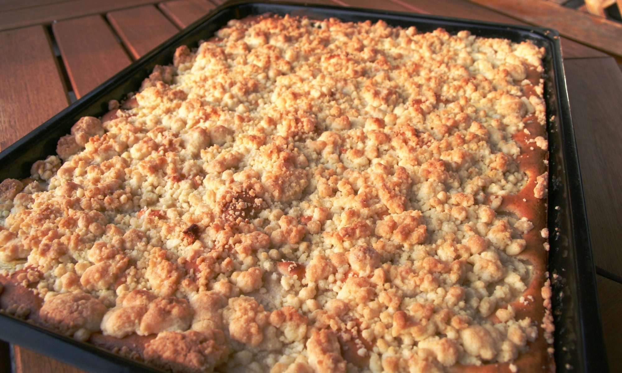 https://static.onecms.io/wp-content/uploads/sites/19/2018/02/13/dirkr-sheet-pan-crumble-2000.jpg