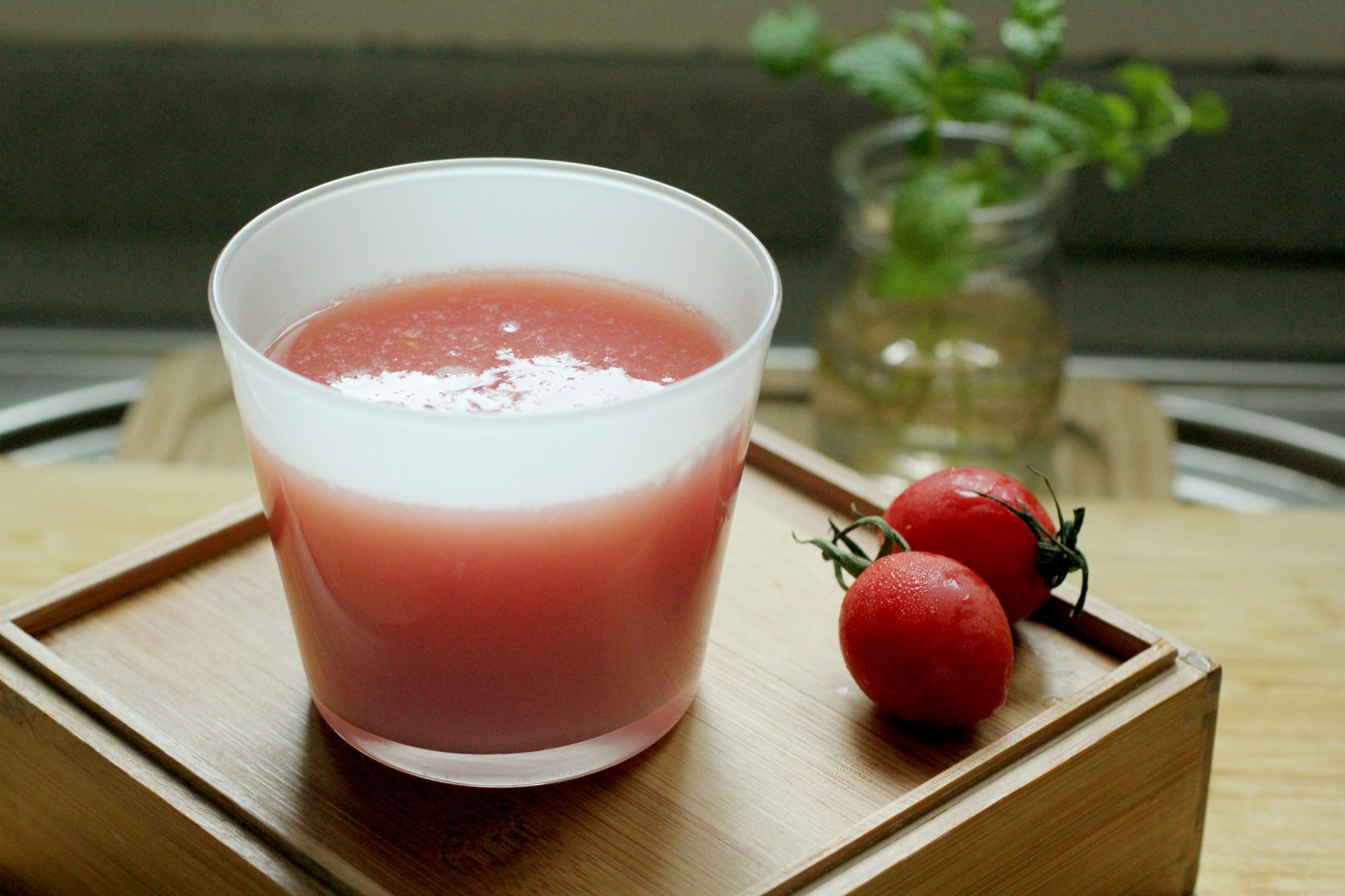 Как делают томатный сок. Томатный сок. Томатный сок с лимоном. Сок разбавленный водой. Томатный сок для очистки крови.