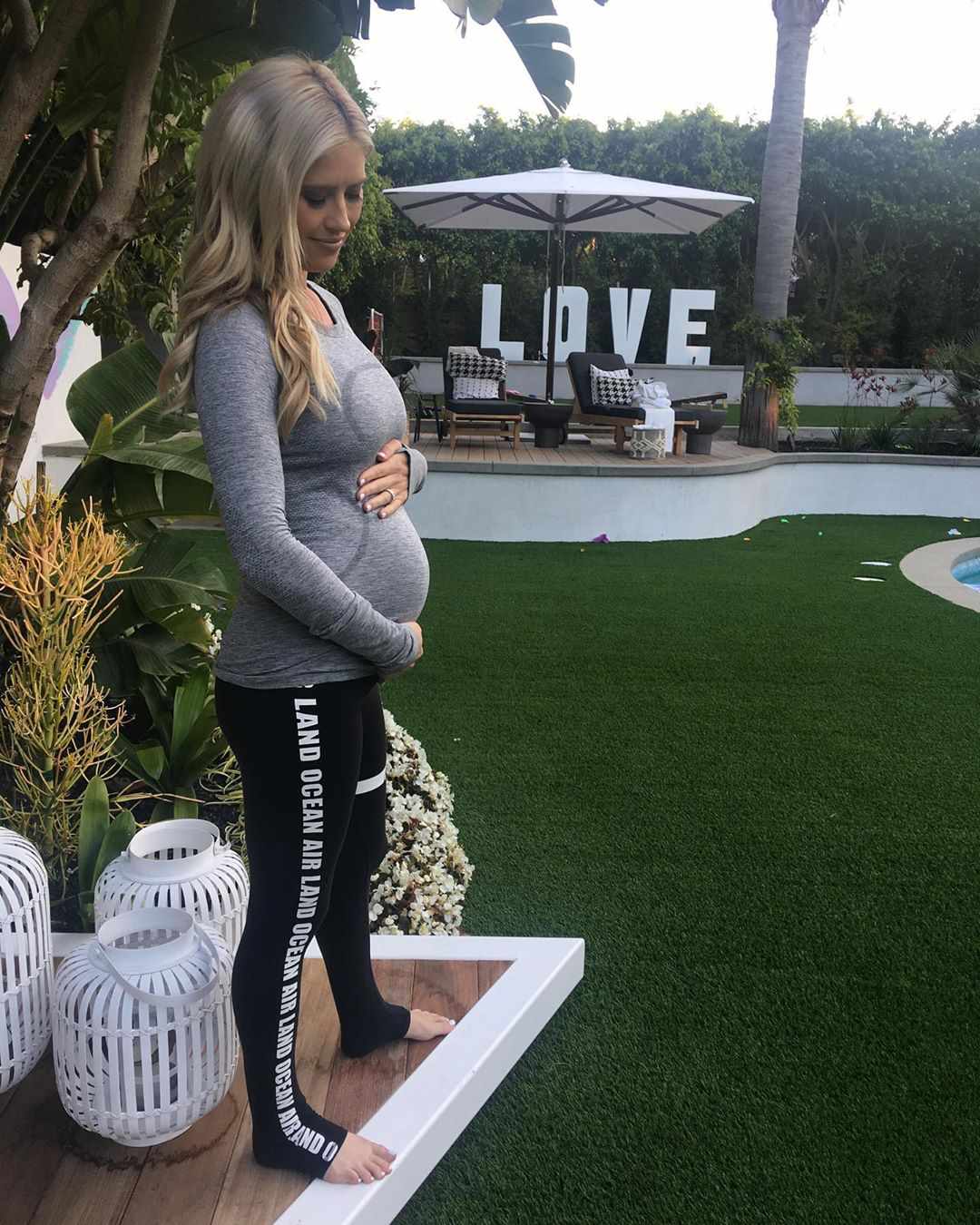 Беременная Кристина Анстед поделилась фотографией своего 29-недельного ребе...