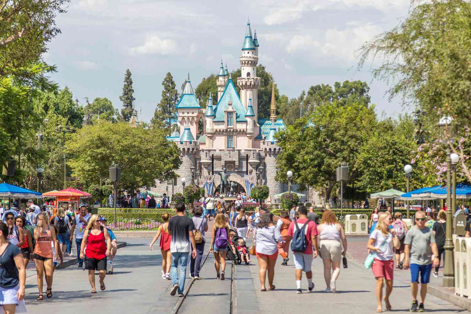 conjunctie Interactie Overleg Disneyland Aims to Reopen with 'Limited Capacity by Late April' | PEOPLE.com