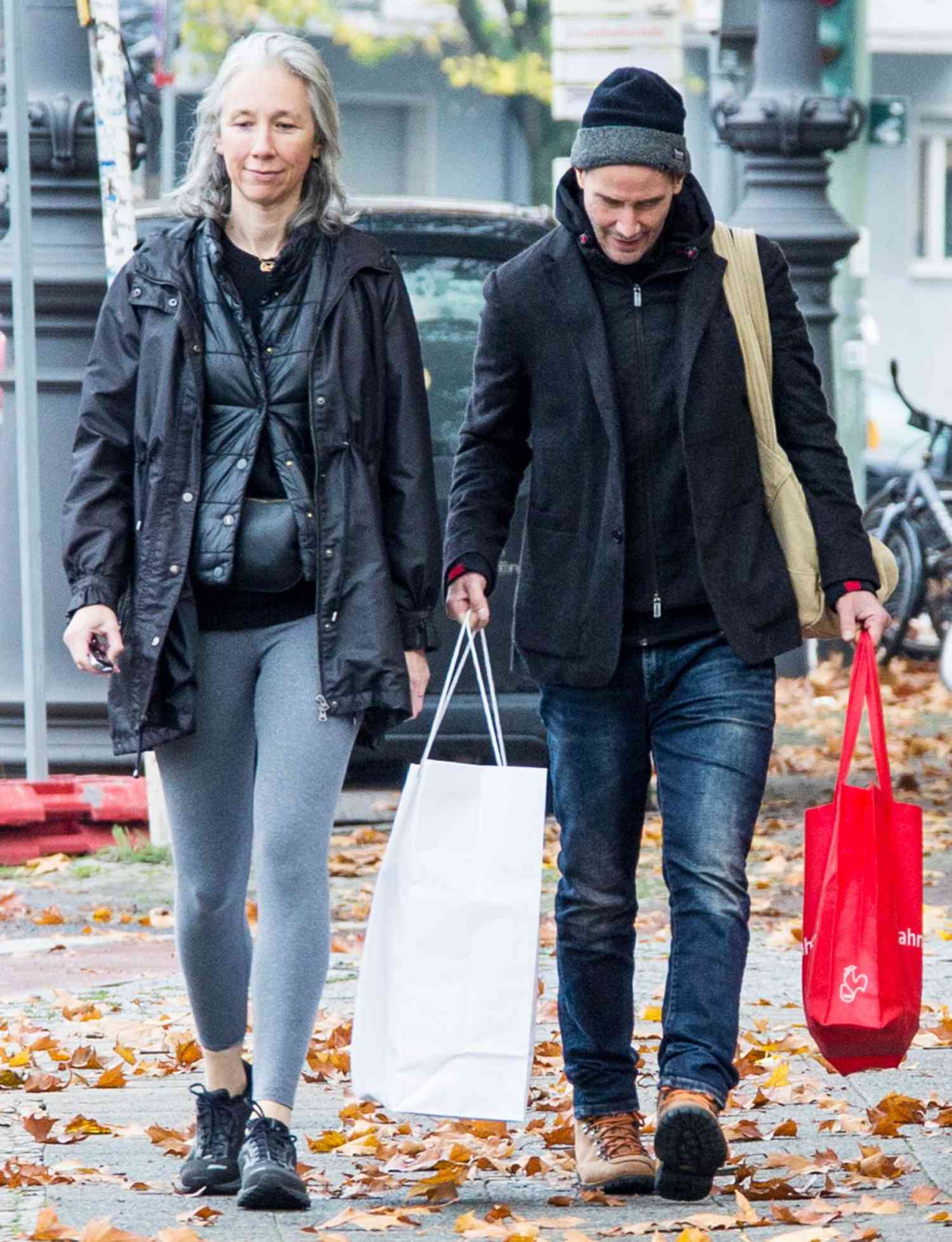Keanu Reeves Enjoys Stroll with Girlfriend Alexandra Grant | PEOPLE.com