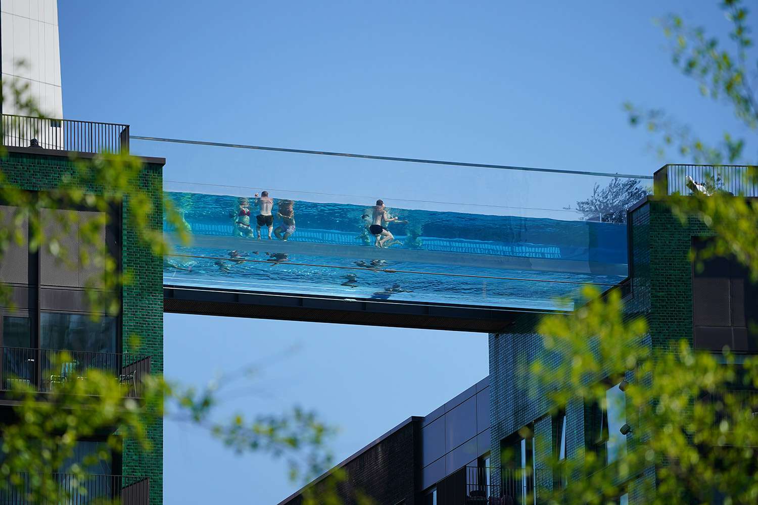 world s first floating pool built between 2 buildings opens in london people com