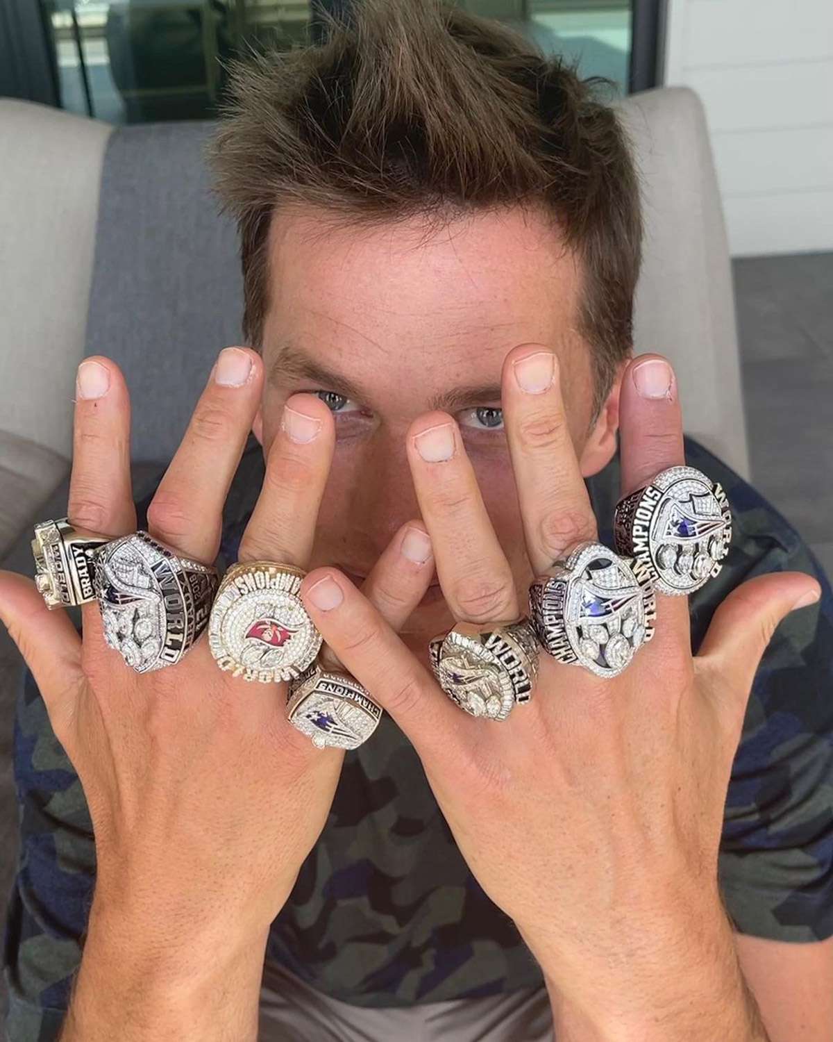 Tom Brady Shows Off His 7 Super Bowl Rings | PEOPLE.com