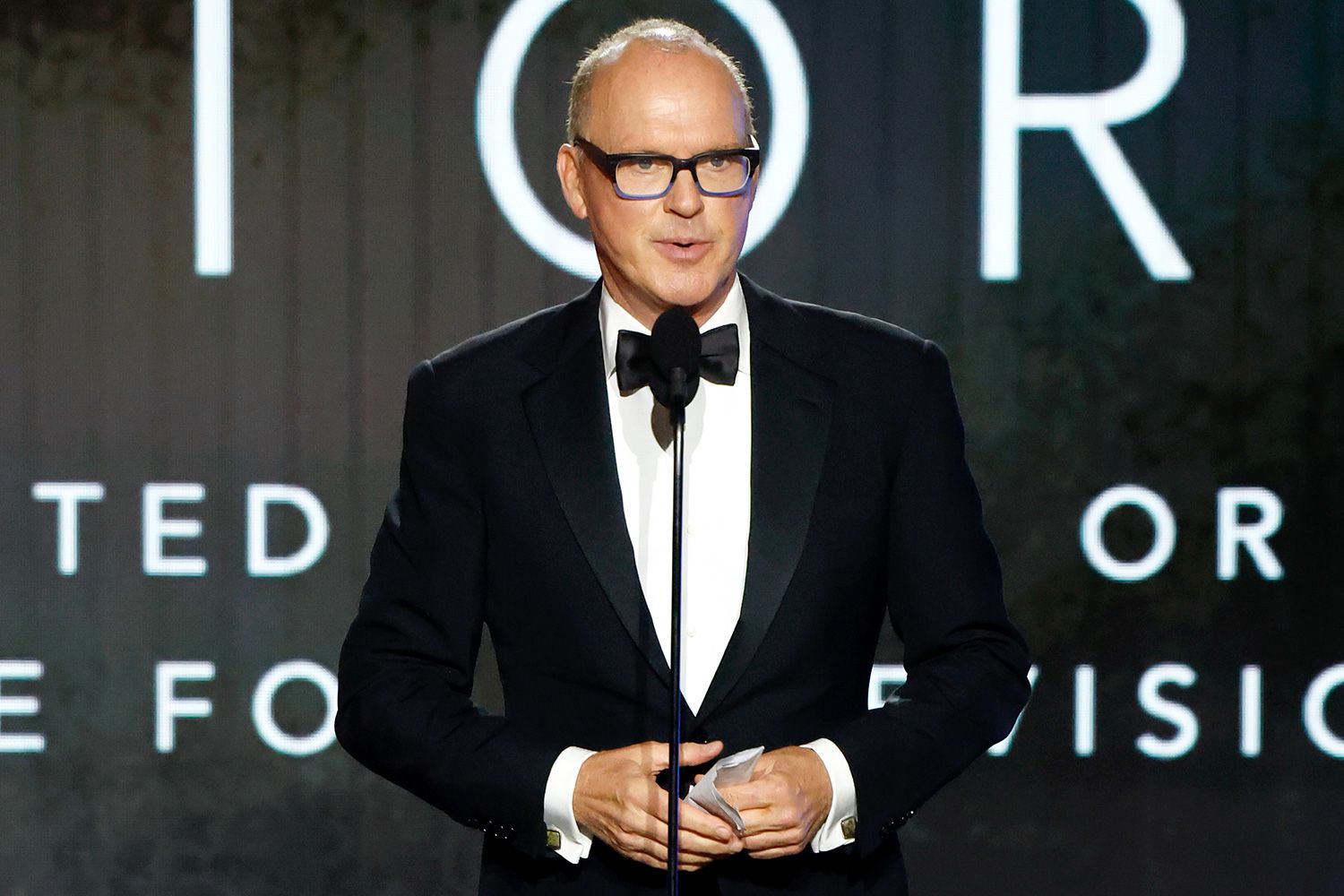 Michael Keaton Shouts Out President Zelenskyy at Critics' Choice Awards |  PEOPLE.com