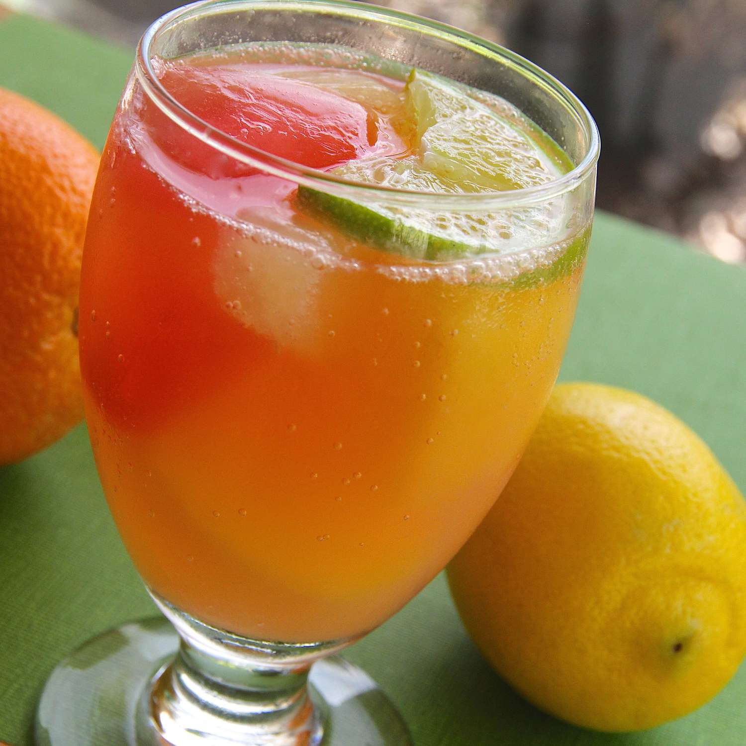 Алкогольный фрукт. Цитрусовый коктейль безалкогольный. Коктейль с апельсиновым соком алкогольный. Апельсиновый физ. Апельсиновый физ коктейль.