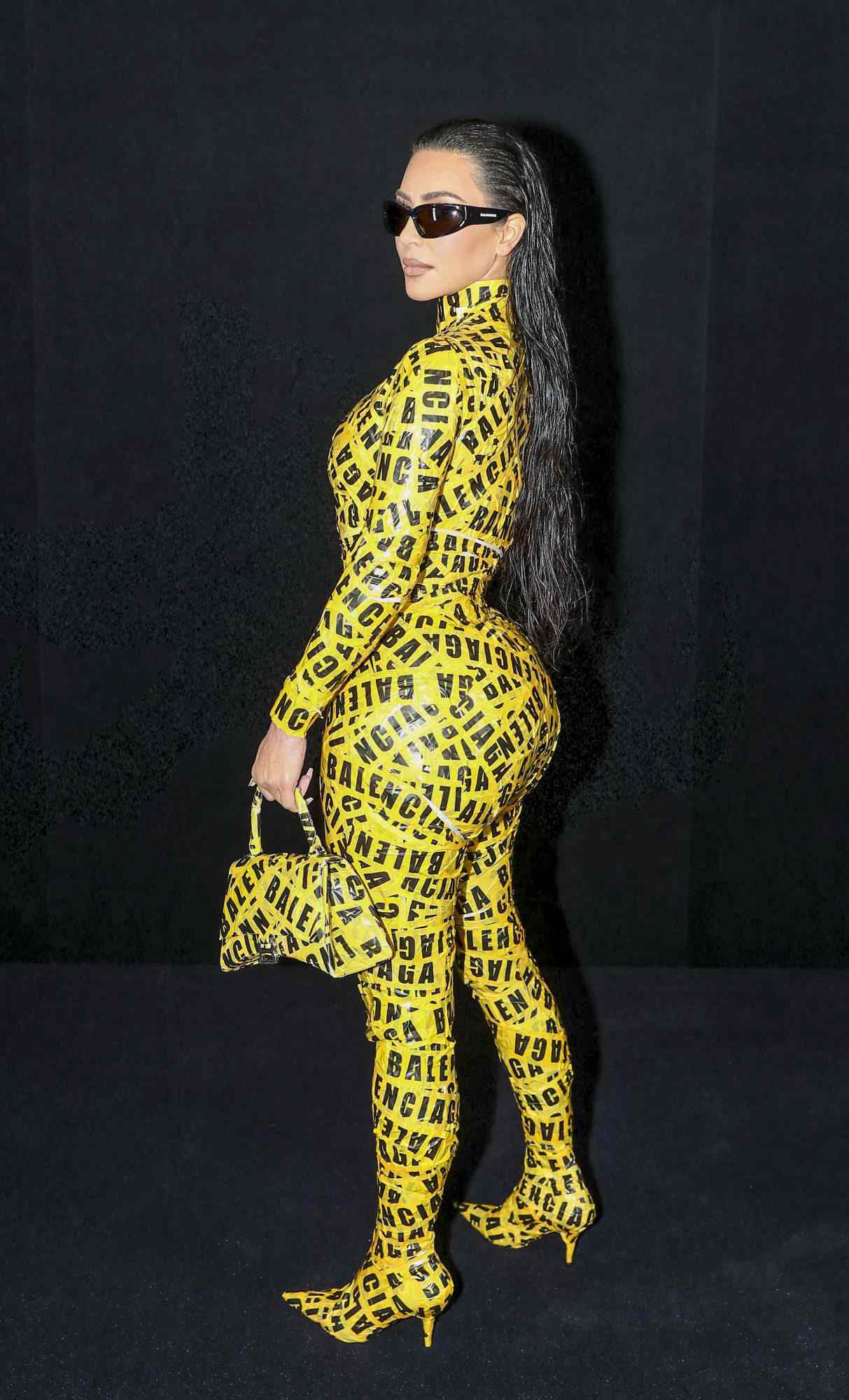el último entrar Pulido Kim Kardashian impacta en París revelando su trasero con un entalladísimo  traje amarillo | People en Español