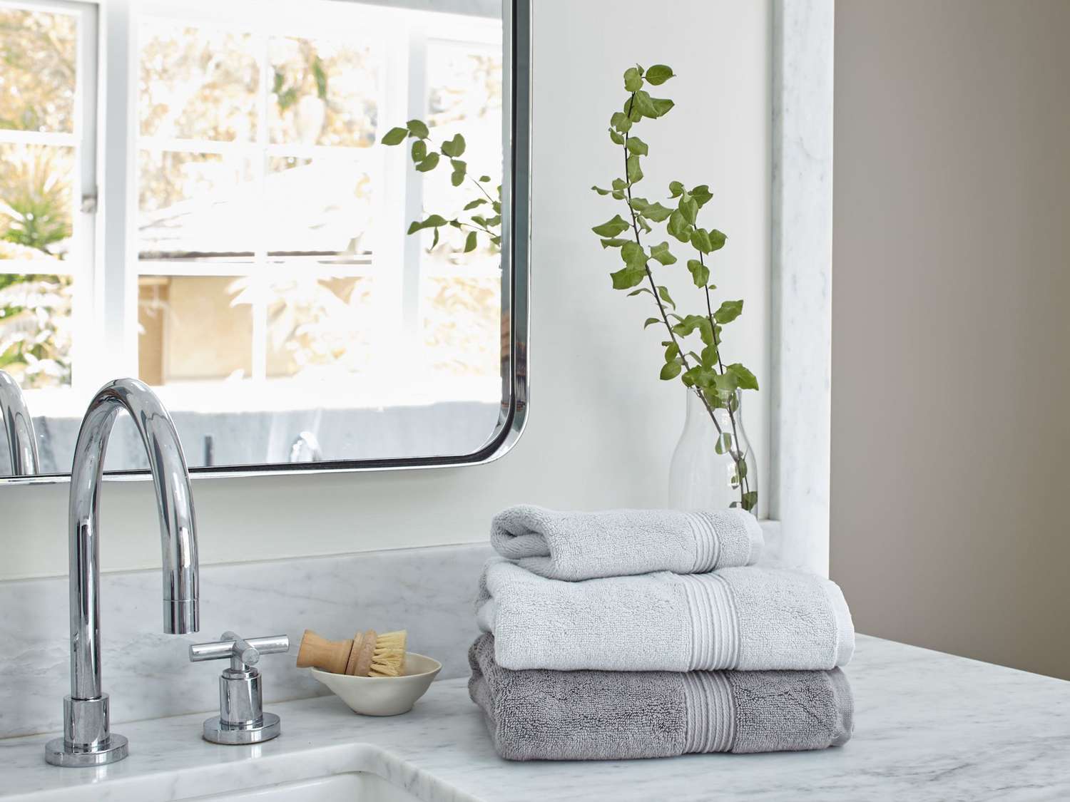 Vantaso Brown Bath Hand Towels Set of 2 Autumn Colorful Leaves,Soft Absorbent Washcloths Towel for Bathroom Kitchen Hotel Gym Spa