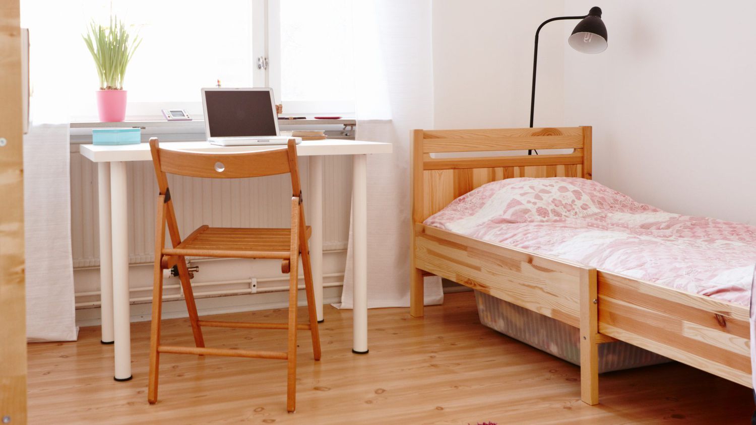 12 Ways To Maximize Dorm Space Without, How To Set Up A College Dorm Bedroom