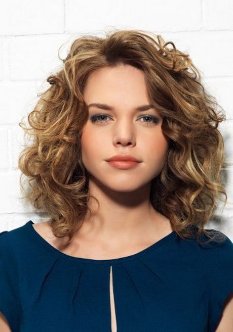 The Best Curly Hairstyles For Round Faces