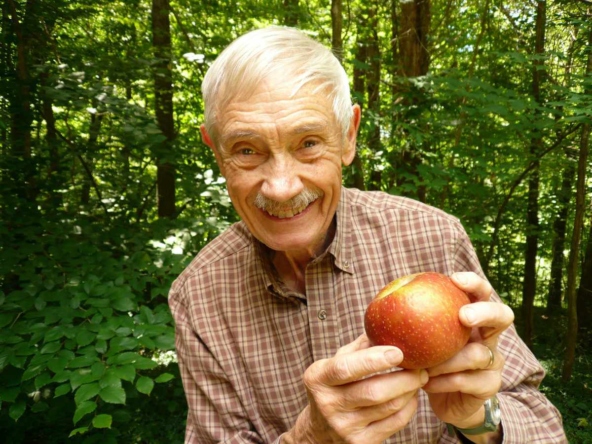 Tom Brown of Heritage Apples Is an Apple Conservationist Extraordinaire |  Southern Living