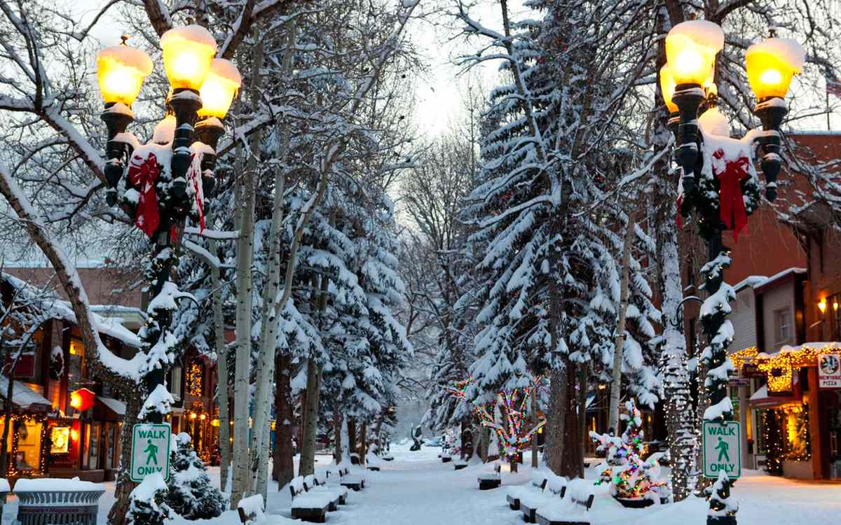 201411 w americas best towns for the holidays 1 aspen colorado 0