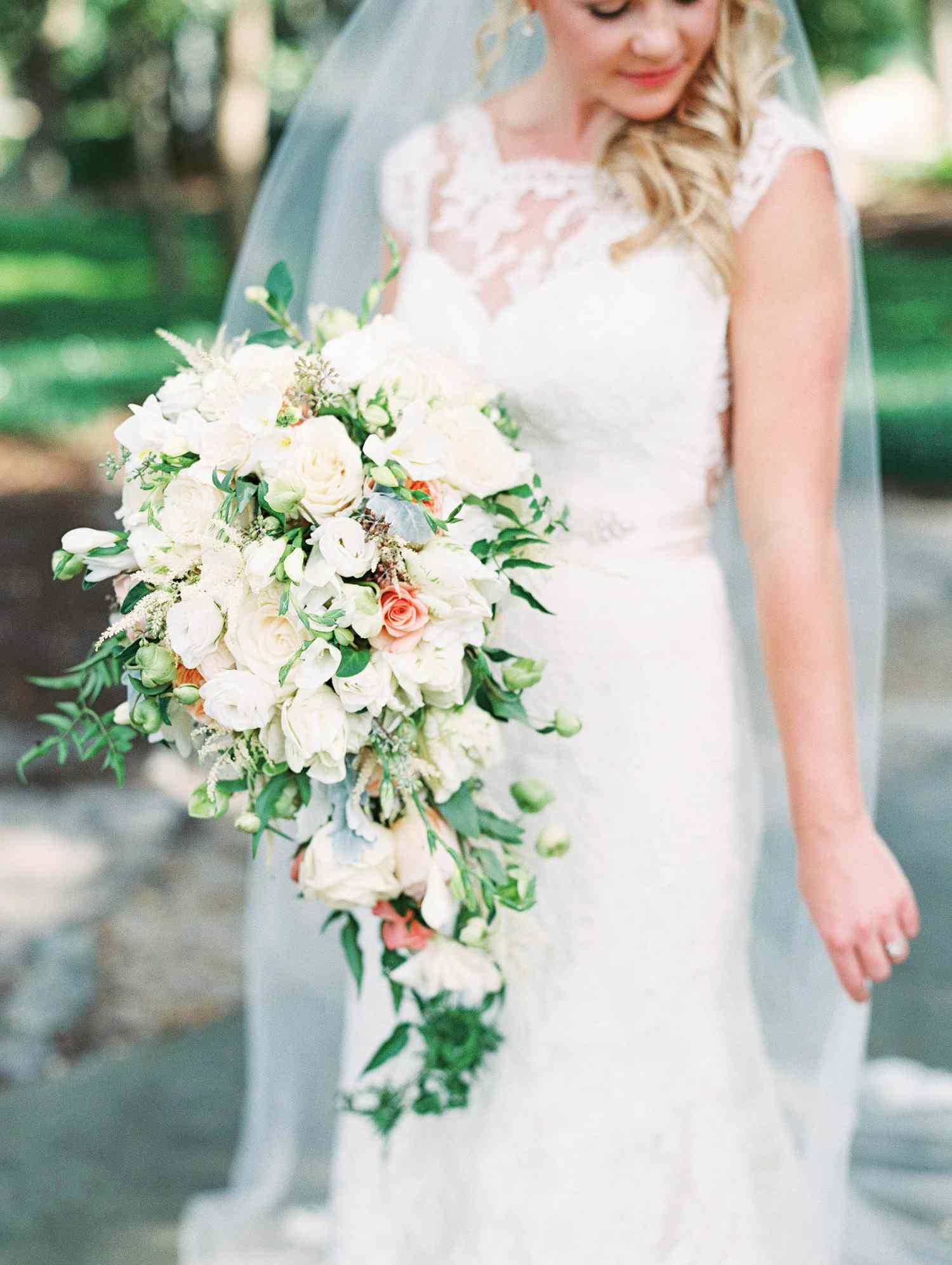 32 Chic Cascading Wedding Bouquets