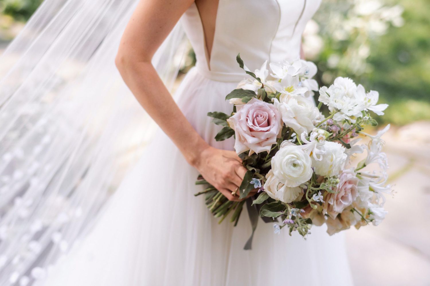 Setting the Scene: How to Choose Wedding Flowers That Complement Your Venue  and Aesthetic | Martha Stewart