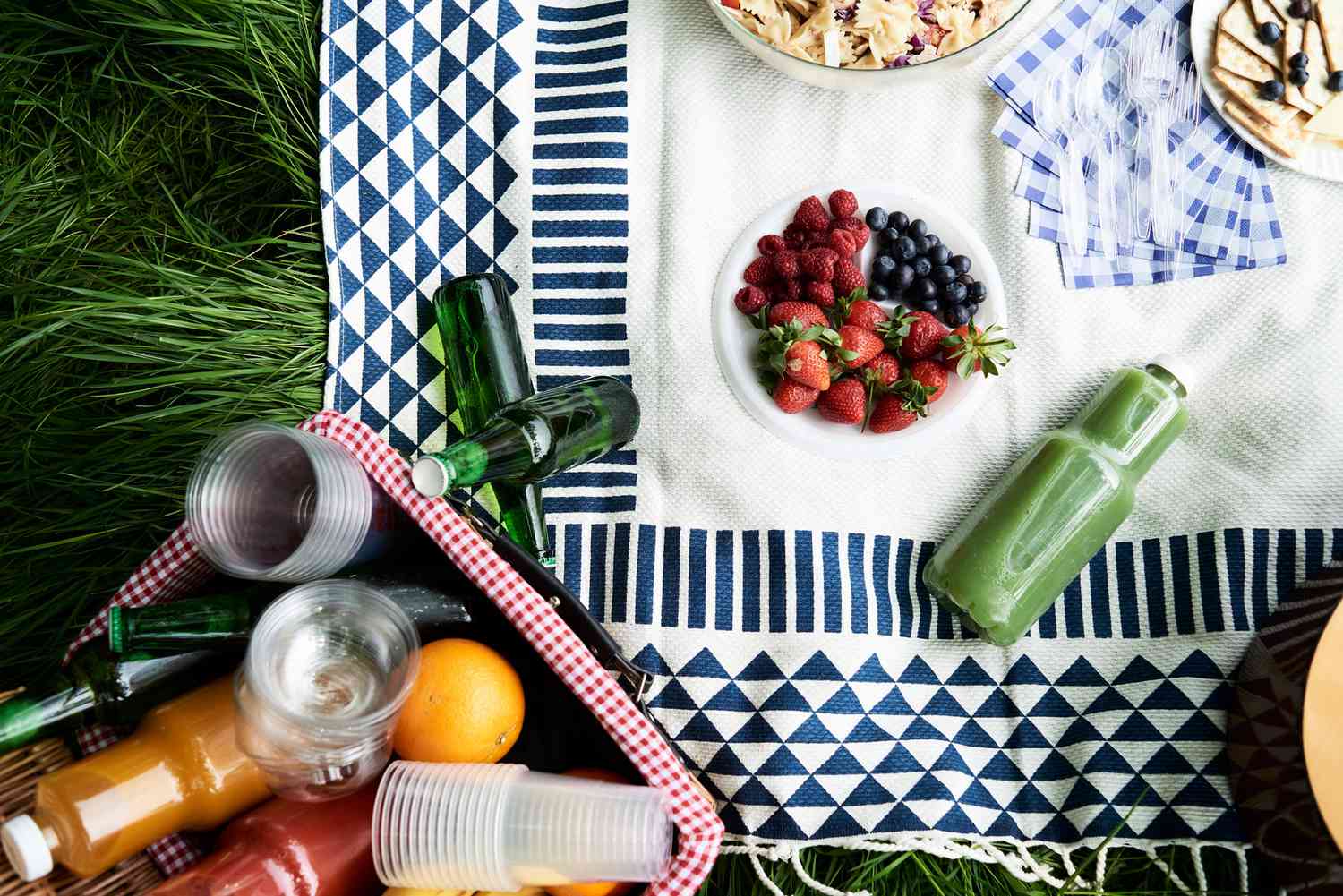 Picnic Basket Glass Ornament Food Camping Lunch Sandwich gift sur la table beach 
