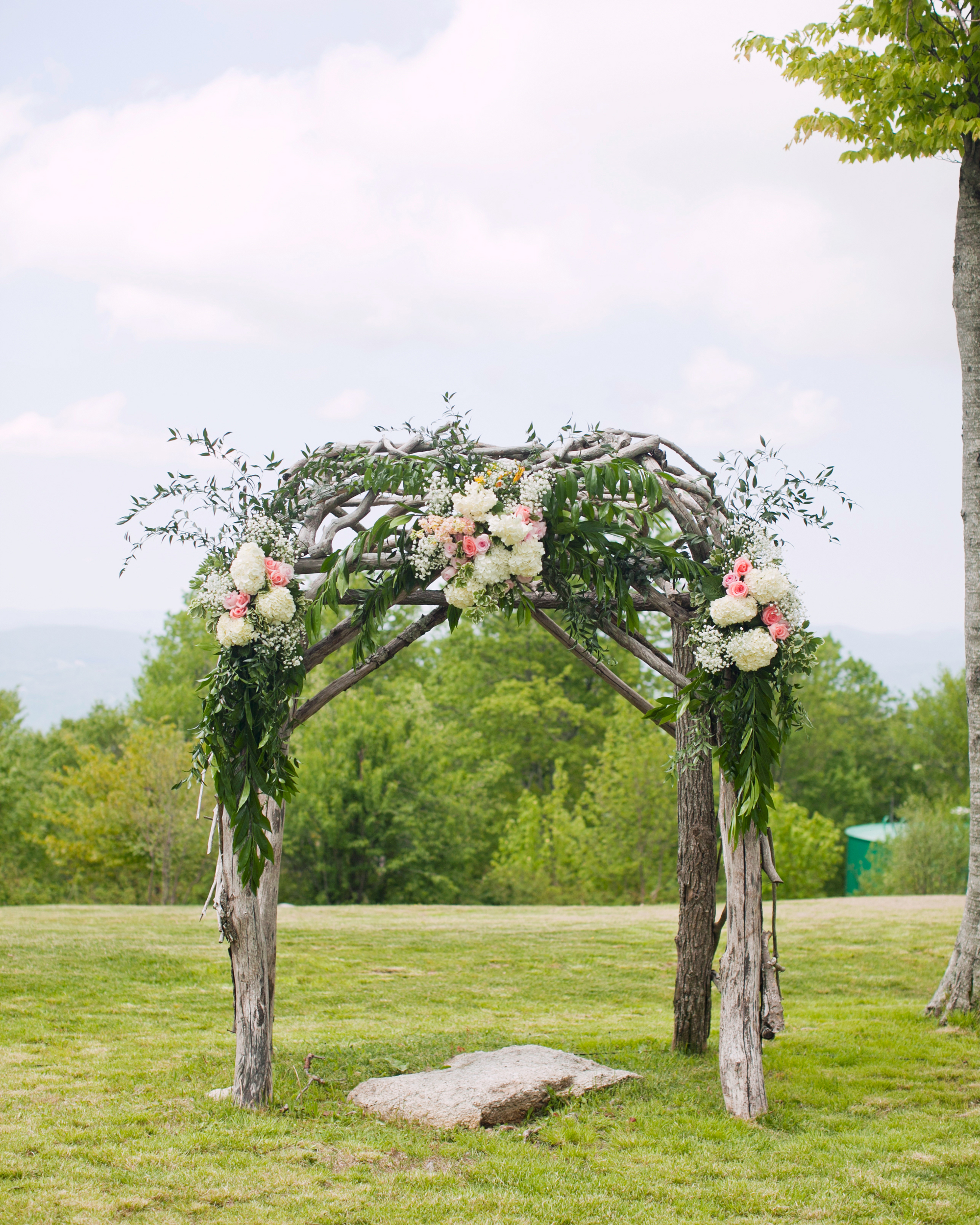 59 Wedding Arches That Will Instantly Upgrade Your ...