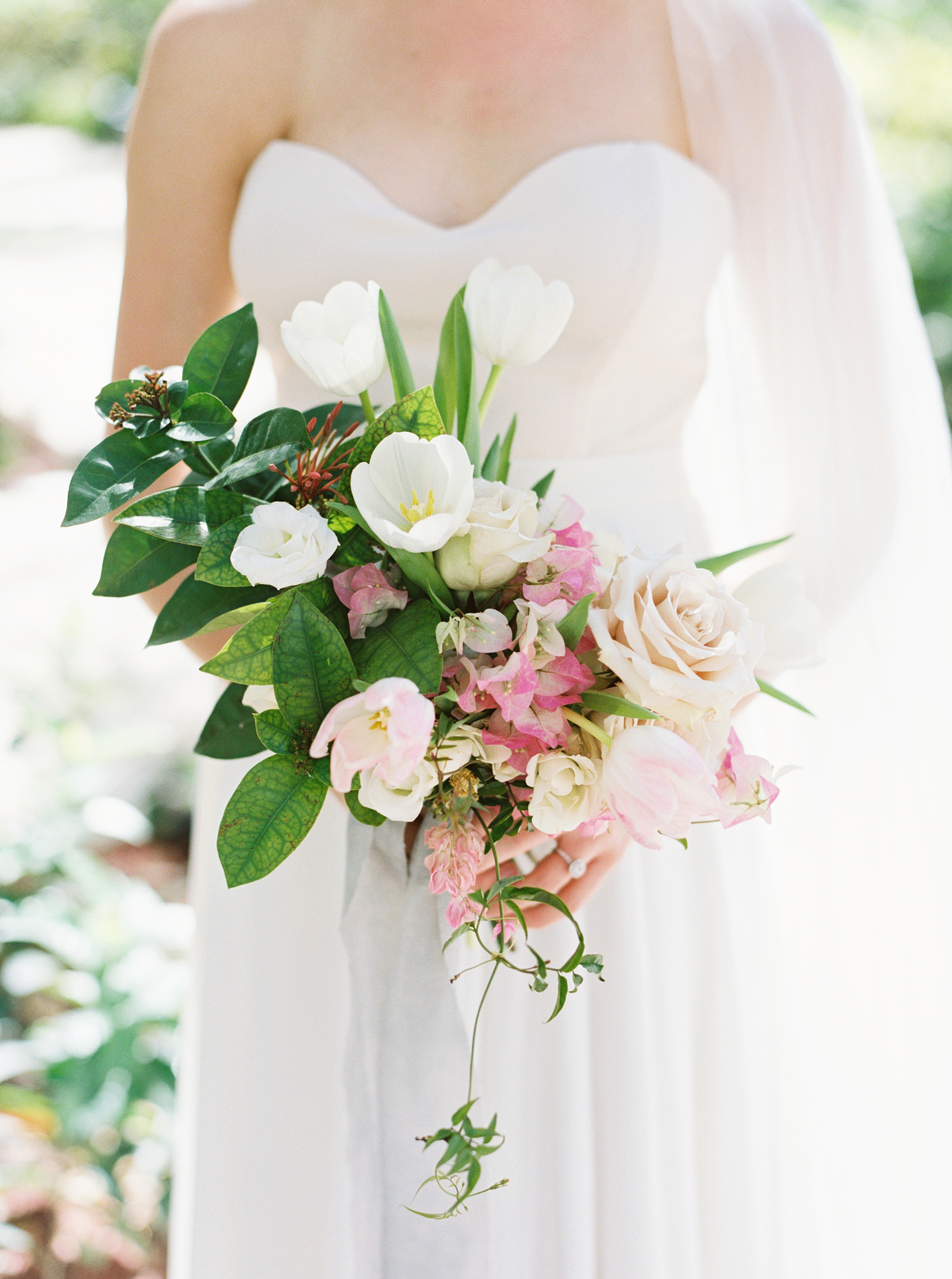 Red And White Tulip Wedding Bouquets : How To Plan A Parisian Themed ...