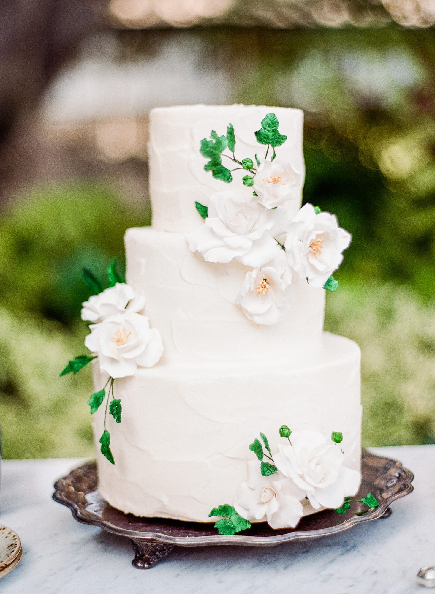 25 Vanilla Wedding Cakes That Are Anything But Boring ...