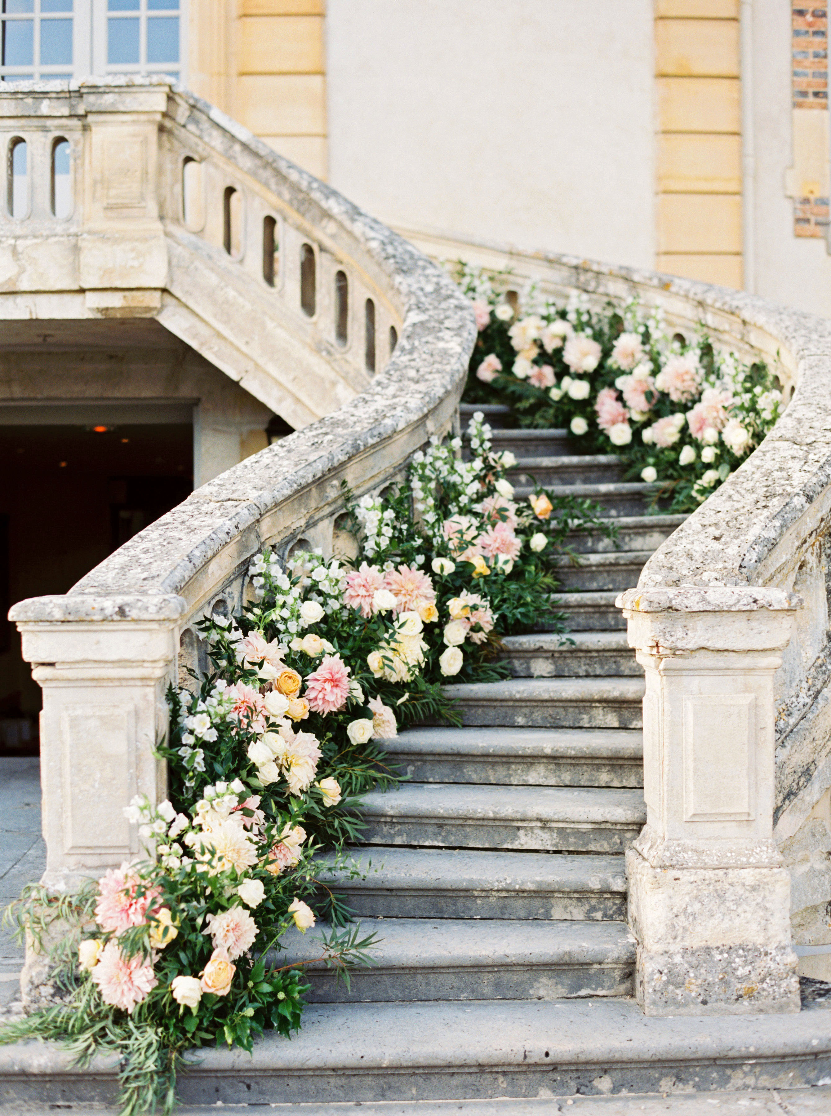 The Best Ways to Decorate the Stairs and Banisters at Your Wedding ...