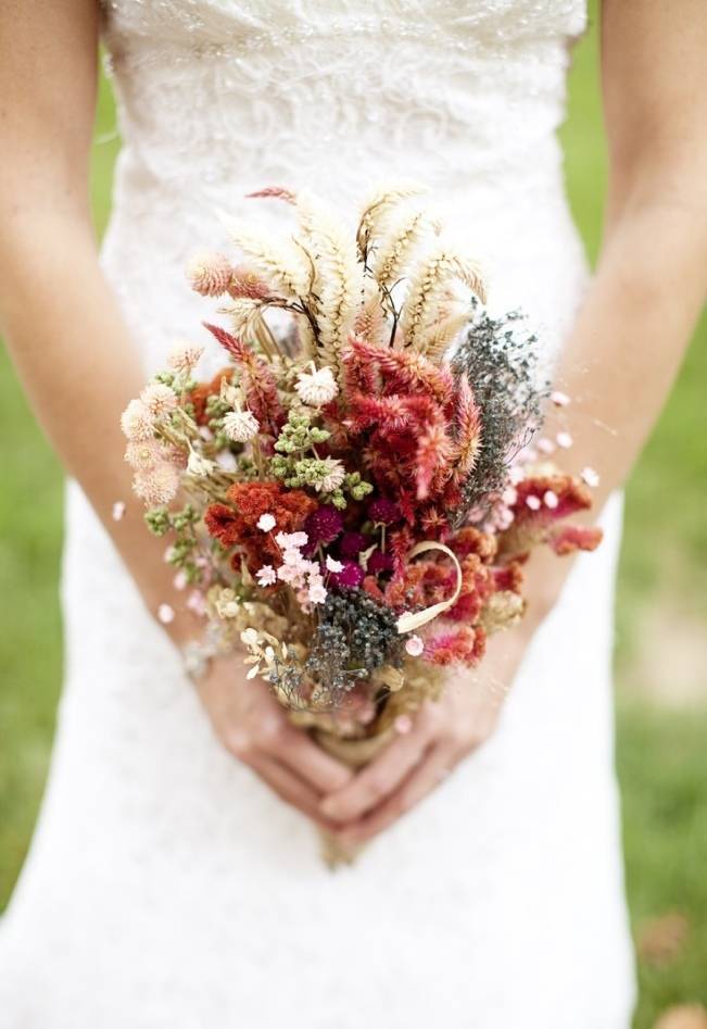 24 Dried Flower Arrangements That Are Perfect for a Fall Wedding