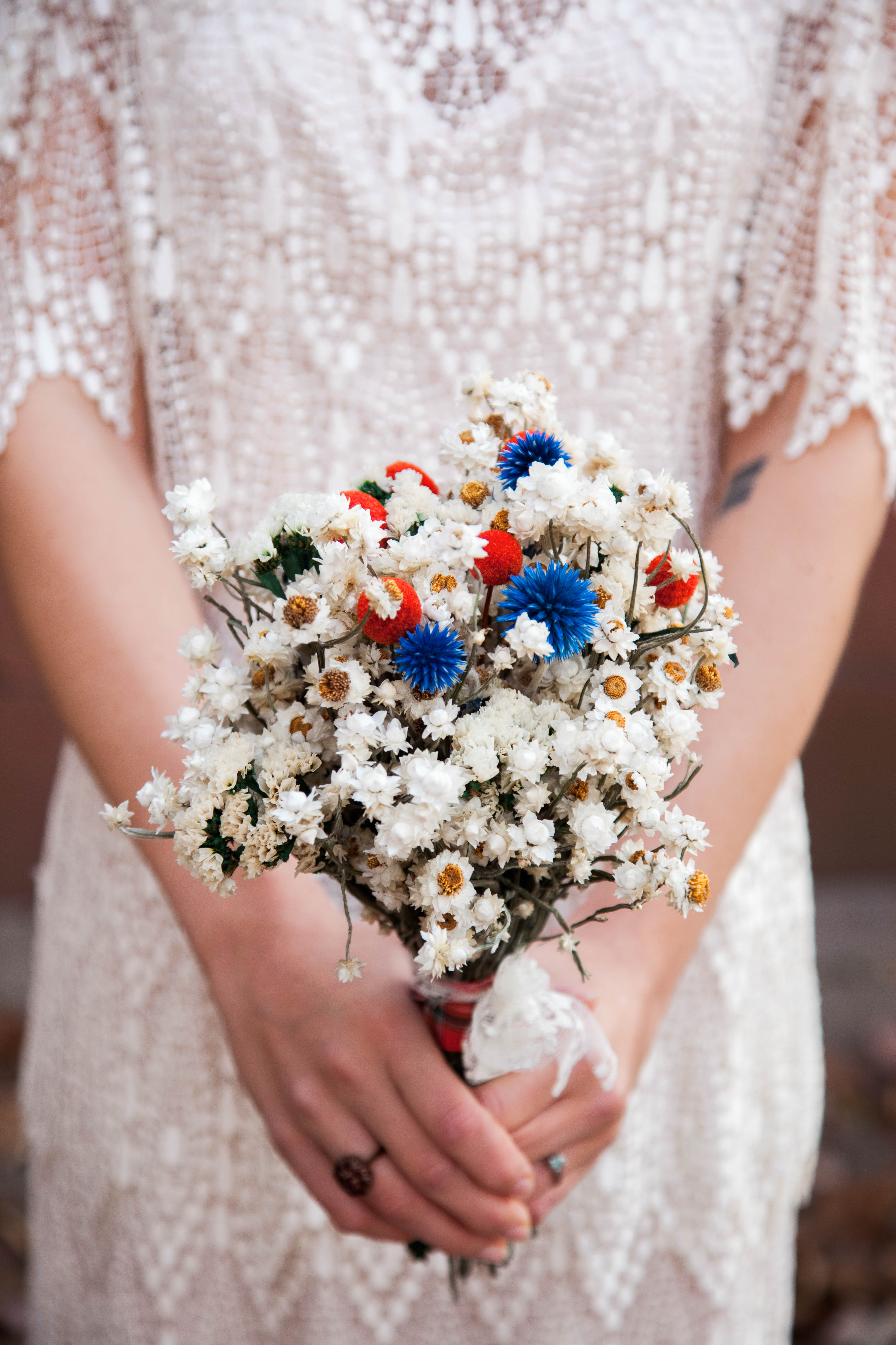 24 Dried Flower Arrangements That Are Perfect for a Fall Wedding