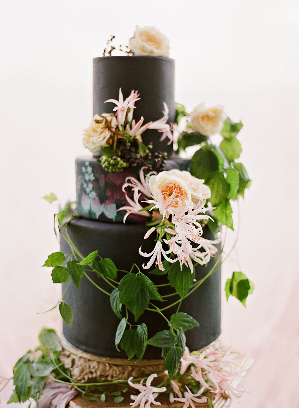 [تصویر:  lisa-matt-wedding-virginia-cake-103099737.jpg]