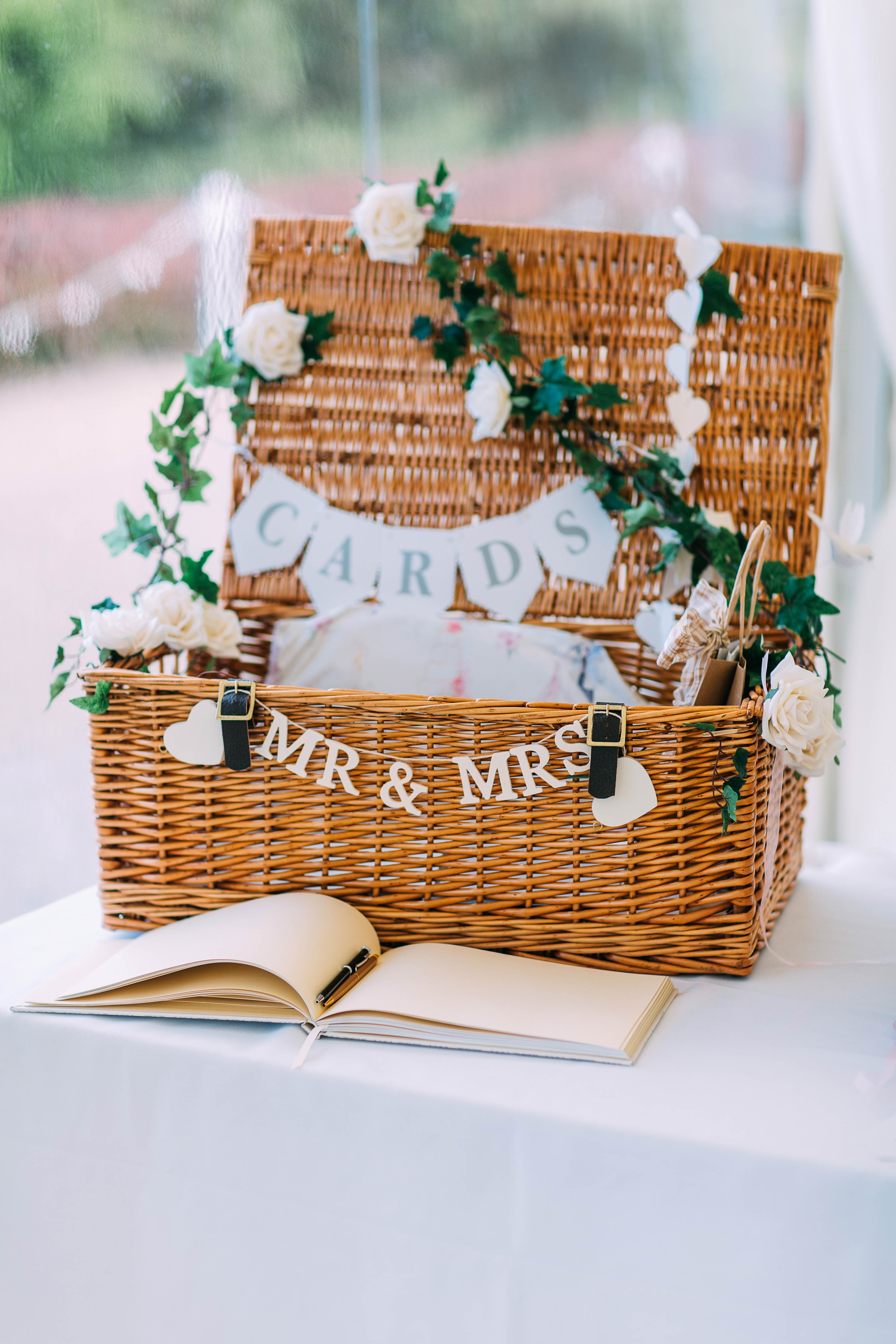 21 Ways to Set Up a Card or Gift Table at Your Wedding ...