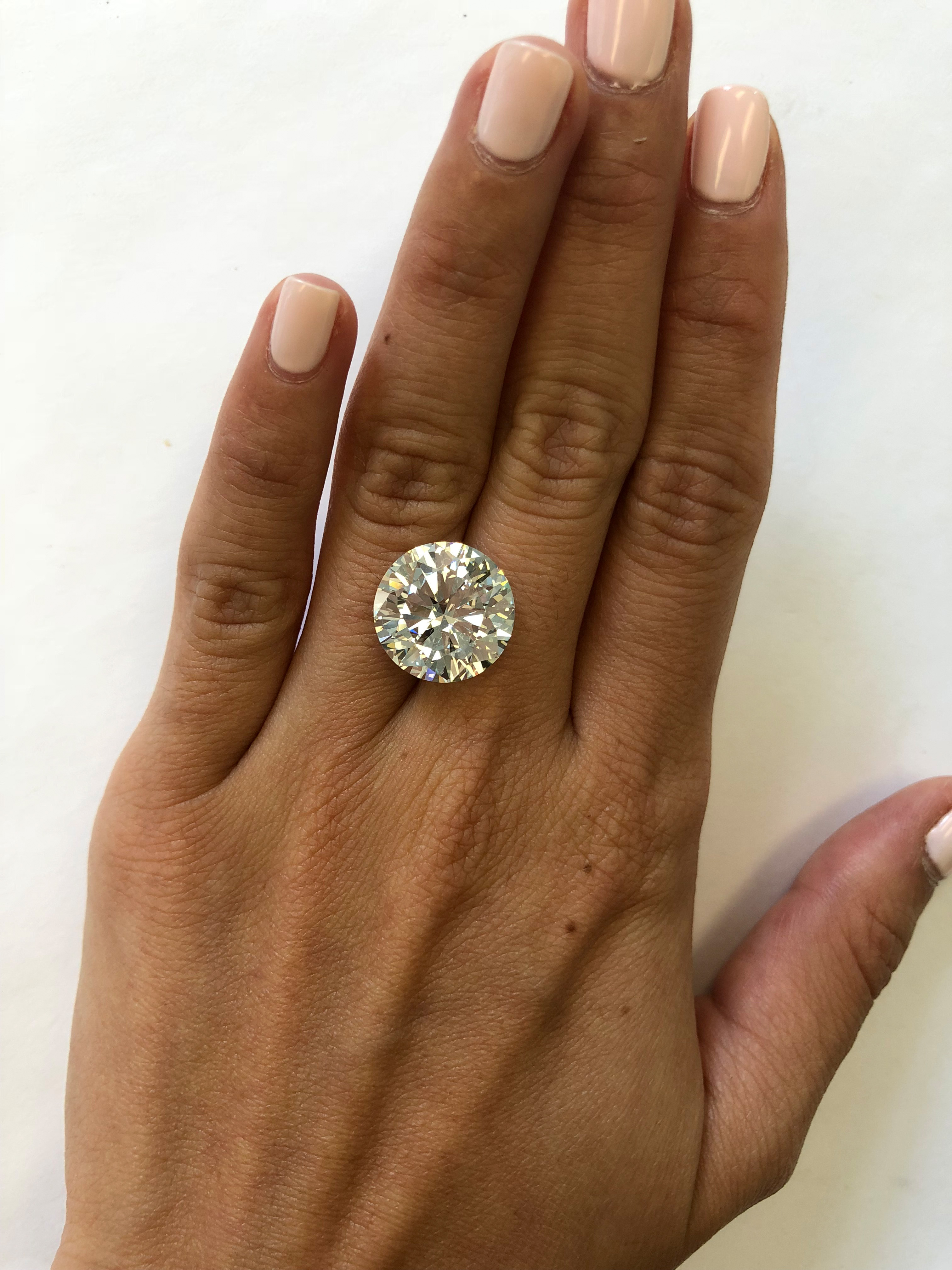 This Is What A Diamond Looks Like At Every Size from 5 Carats To 10 