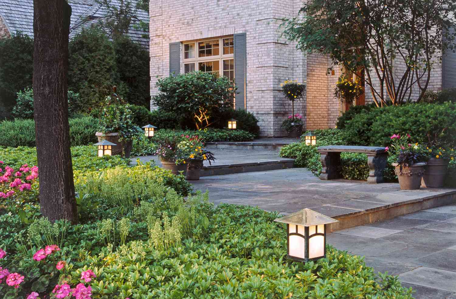 landscape lighting tips | better homes & gardens