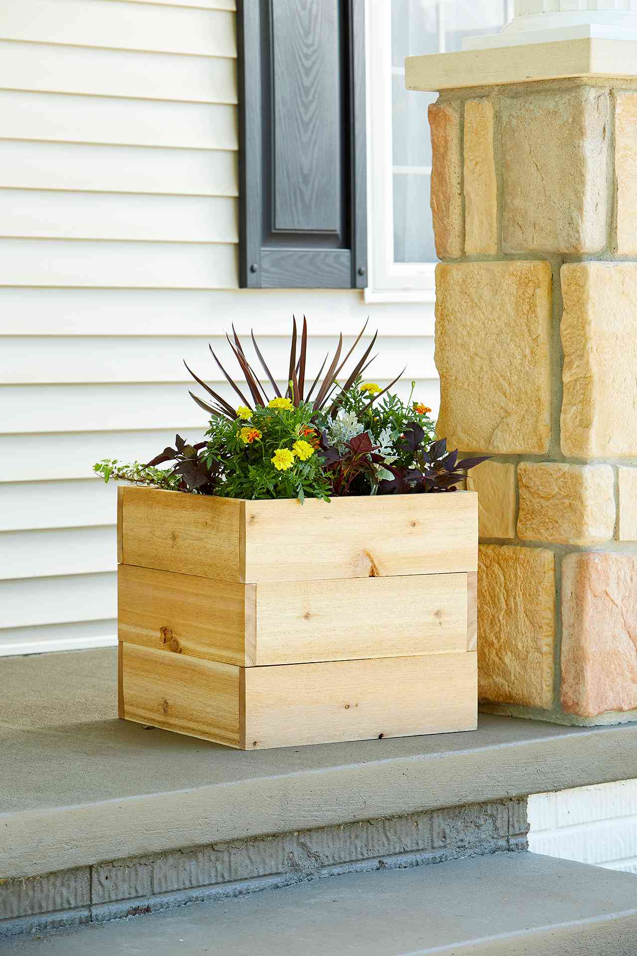 How To Build A Cedar Planter Box Better Homes Gardens - Front Of House Planter Box Ideas