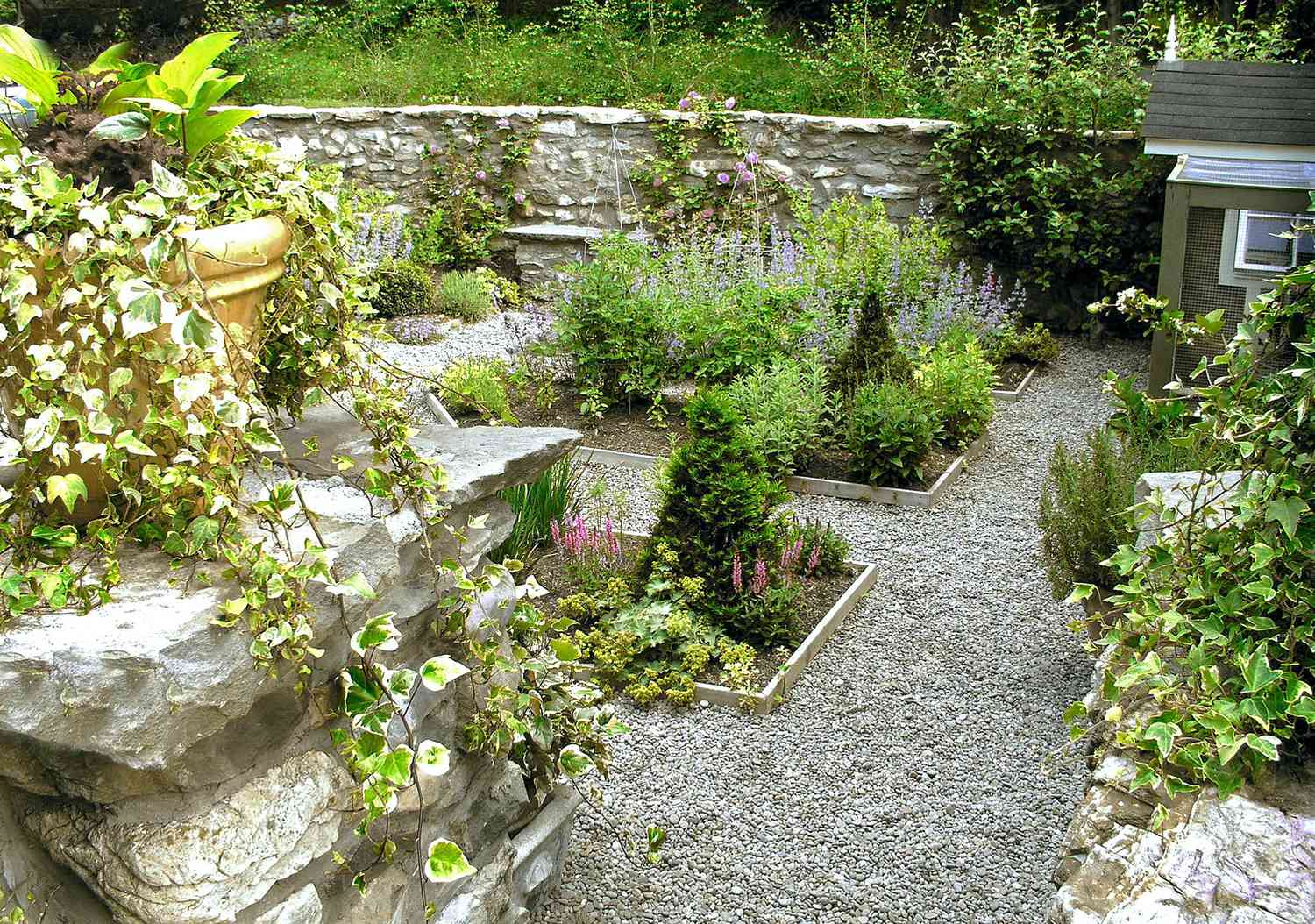 Garden Path Ideas Gravel Walkways, How To Make A Garden Path With Gravel