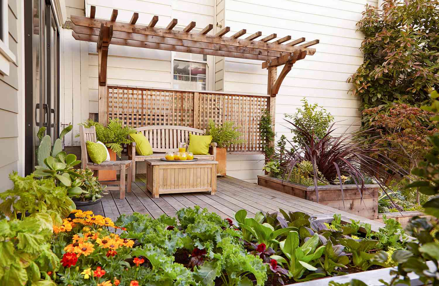 16 simple solutions for small-space landscapes | better