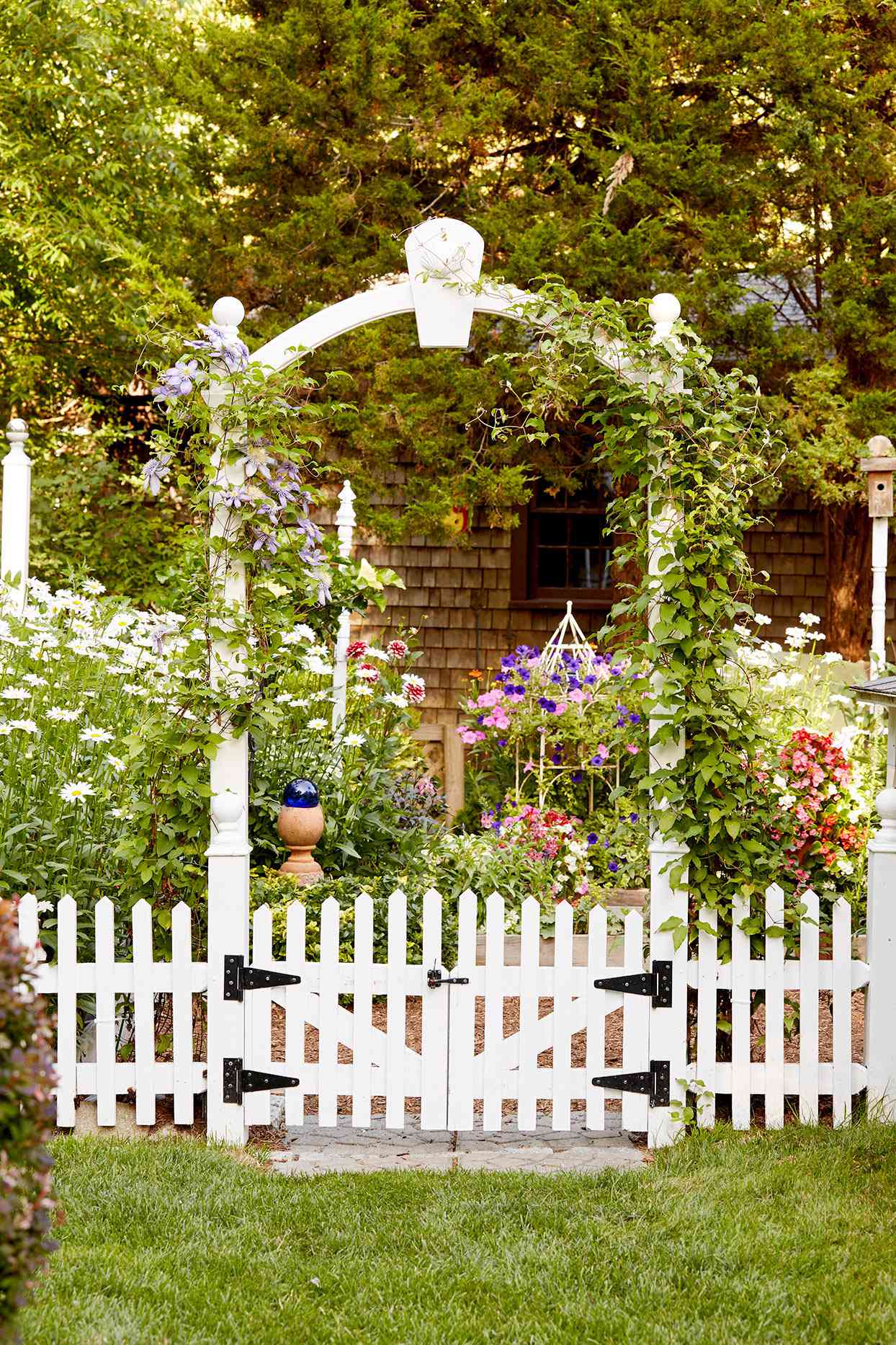 Decorative garden gate with chicken design wrought iron antique style 