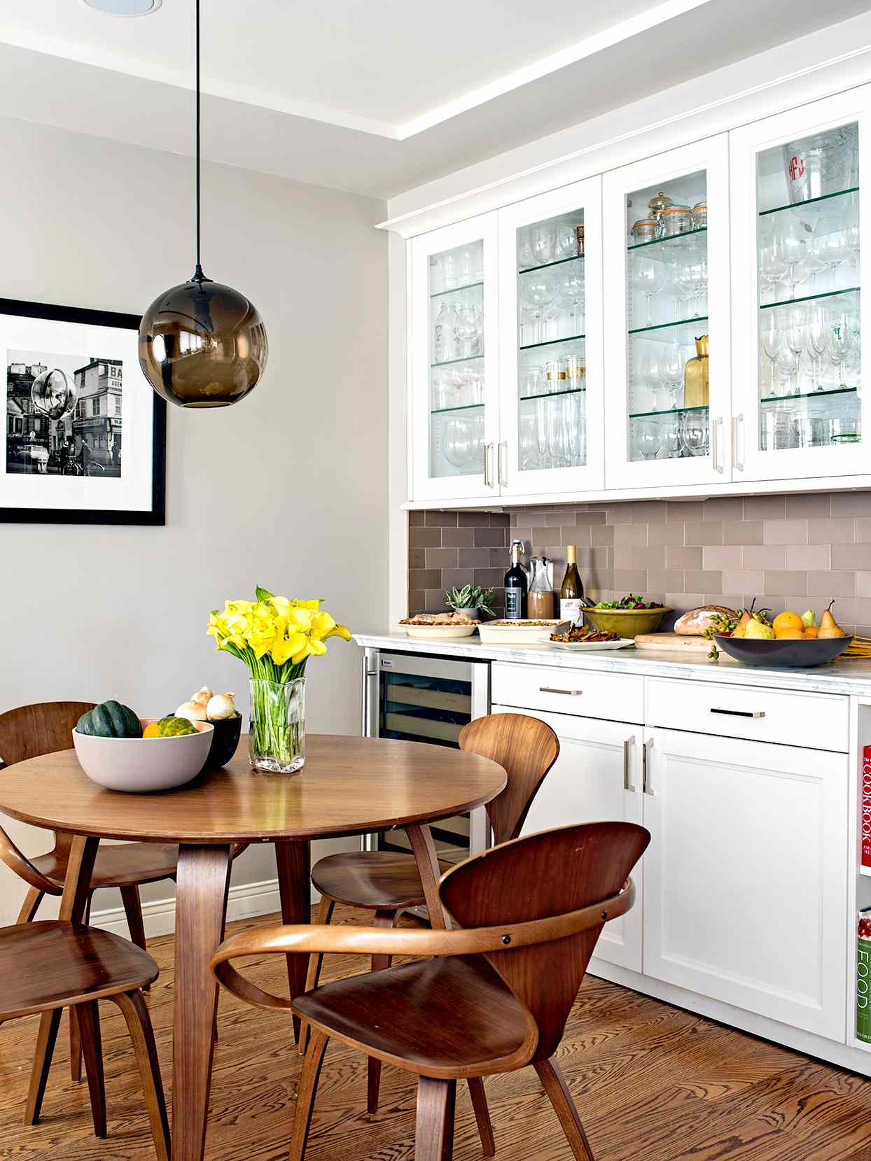21 Ways To Decorate With Gray Walls And Accessories That Are Anything But Boring Better Homes Gardens - How To Decorate A Dining Room With Grey Walls