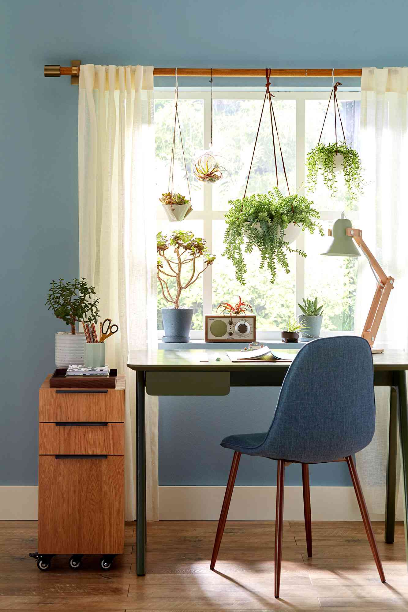 Curvy and elegant Minimal Indoor Planter