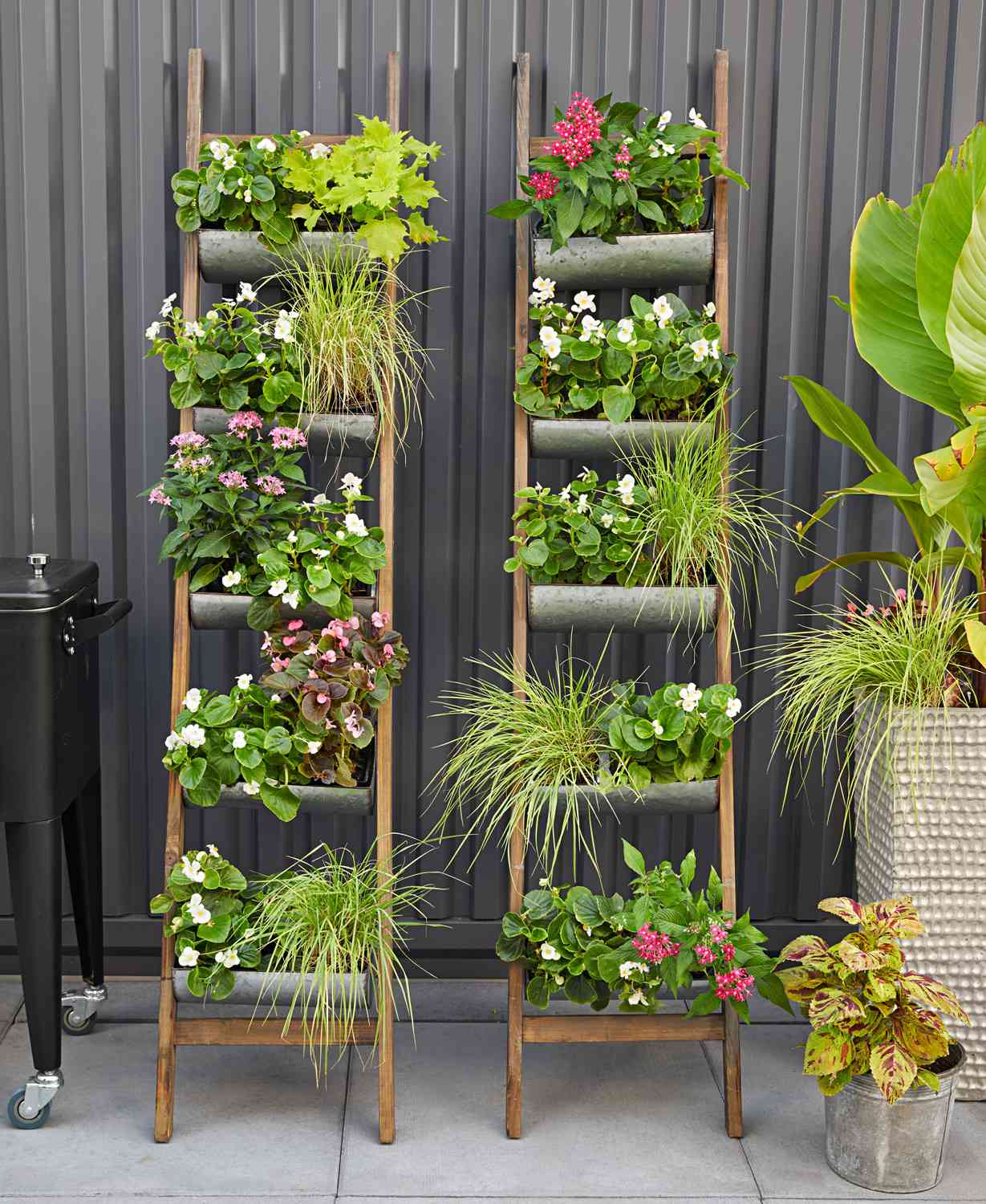 25 Creative Garden Containers Midwest, Corner Garden Planters Ideas