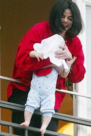 Jacko apologizes for dangling baby out a window | EW.com