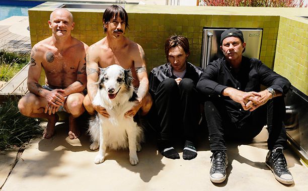 Arrangement gør dig irriteret mandig Red Hot Chili Peppers share video for 'Dark Necessities' directed by Olivia  Wilde | EW.com
