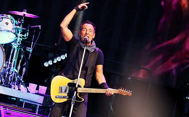 bevel privaat Gooey Bruce Springsteen stops Jersey Girl performance for a marriage proposal |  EW.com