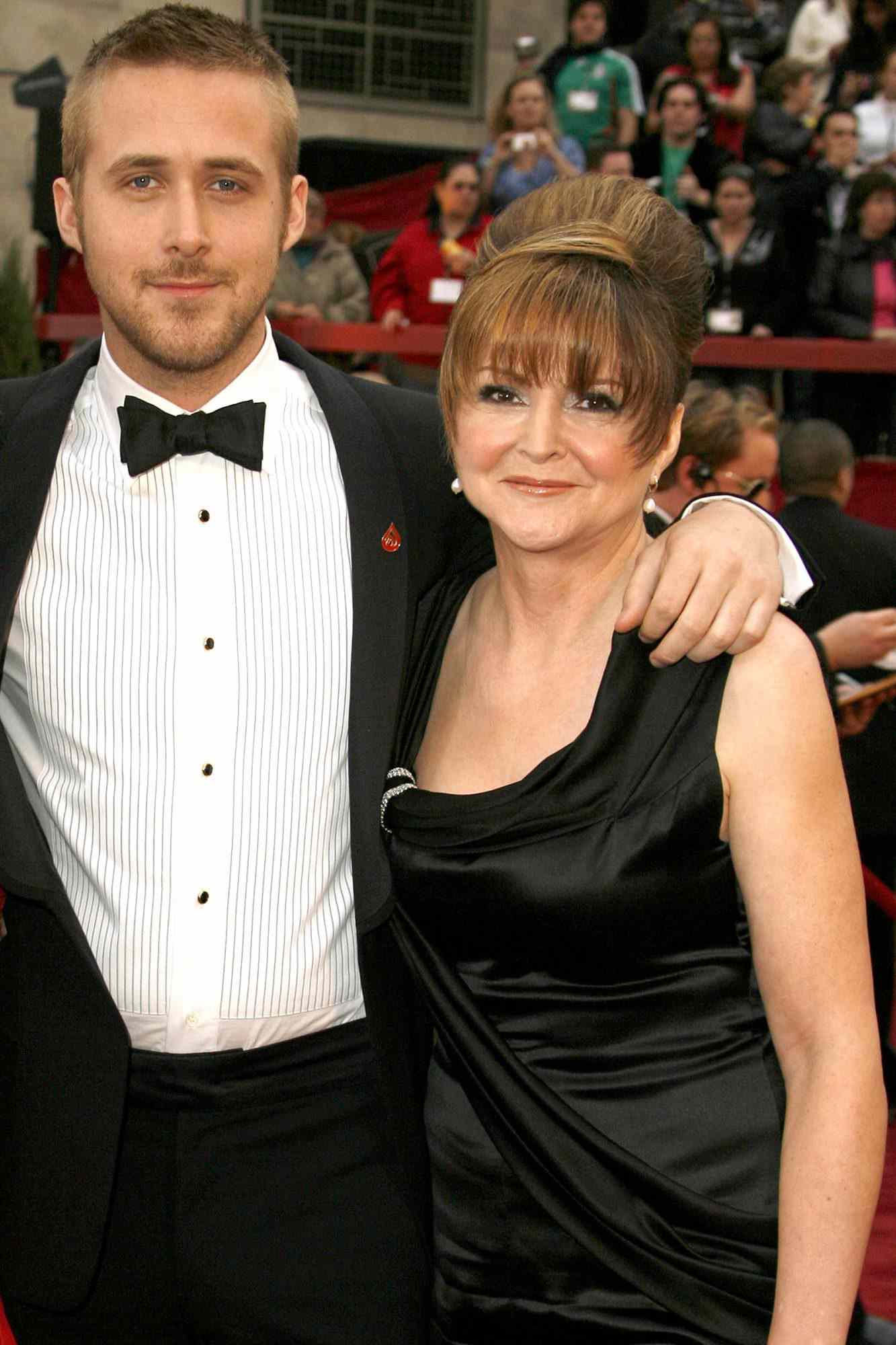 Ryan Gosling, Emma Stone, Ben Affleck Recall Embarrassing Red Carpet Mom  Moments | EW.com