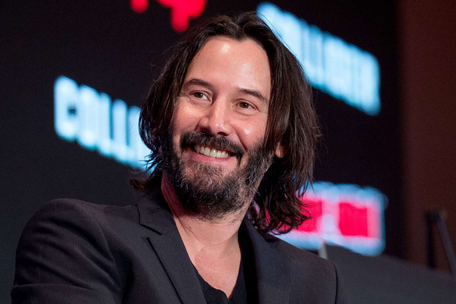 Keanu Reeves road trips with plane passengers after emergency landing | EW.com