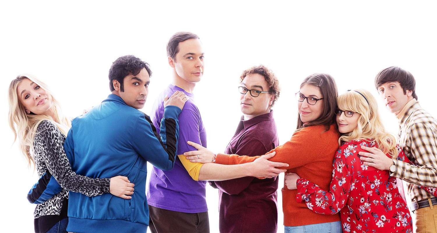 THE BIG BANG THEORY TV SERIES FULL CAST SITTING IN LIVING ROOM PUBLICITY PHOTO 