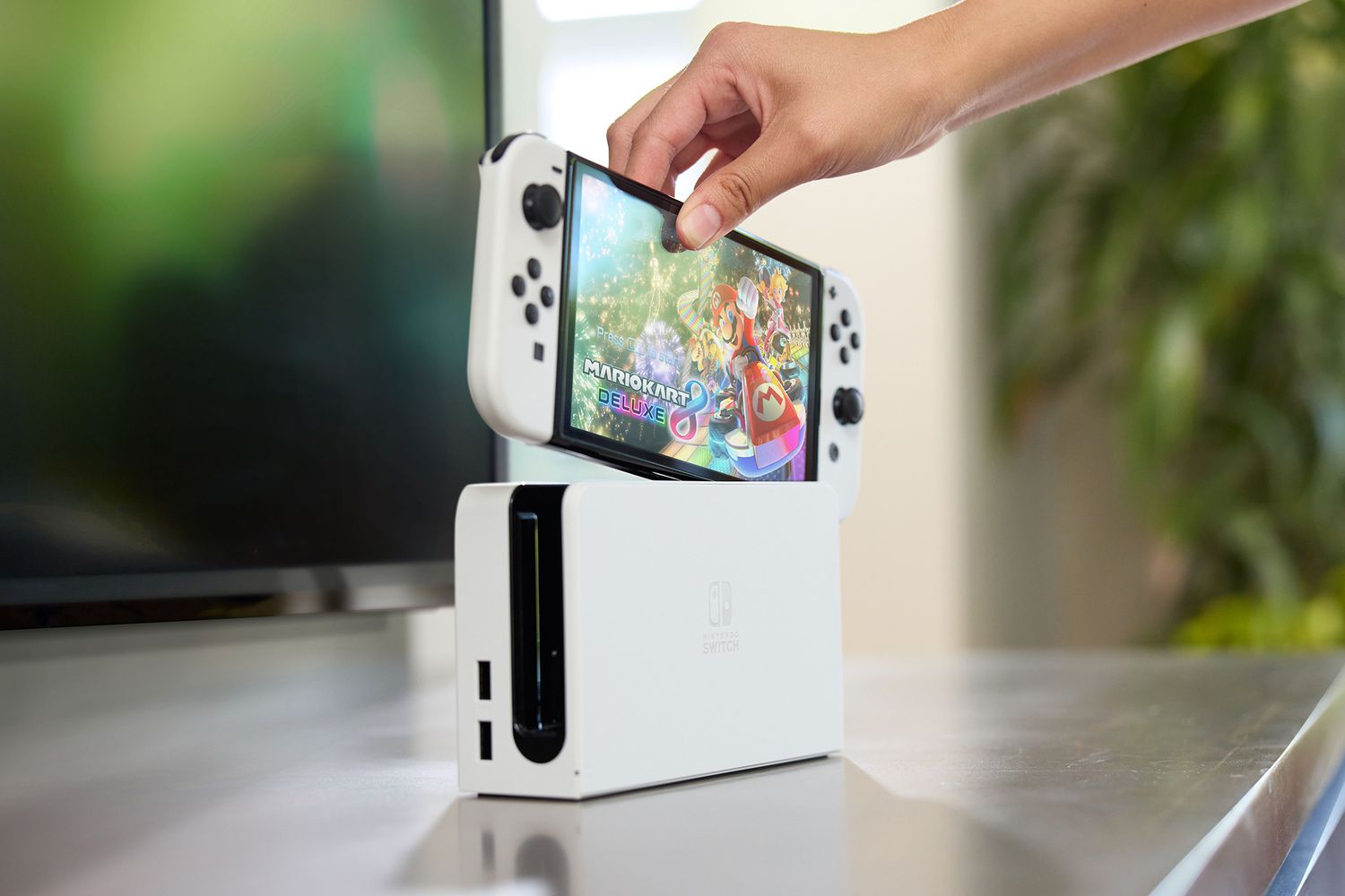 Nintendo Switch OLED model review: Screen and battery worth the cost |  EW.com